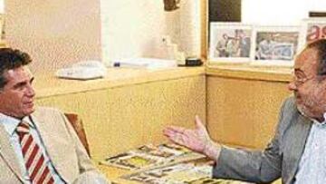 <B>UNA ENTRETENIDA CHARLA.</B> Alfredo Relaño conversa con Carlos Queiroz durante su visita a AS.
