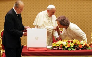 El Papa Francisco recibió al Rey Juan Carlos y a la Reina Sofía de España en una audiencia privada el 28 de abril de 2014, en el Vaticano.