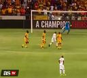 Lo + visto del año: el gol 'a lo Roberto Carlos' en Sudáfrica
