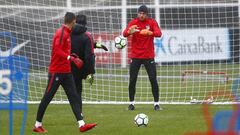 Oblak, en el entrenamiento del Atl&eacute;tico de Madrid ayer. 