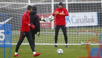 Oblak, en el entrenamiento del Atl&eacute;tico de Madrid ayer. 