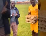 ¡Vaya regalo! Al MVP de la Primera División de Zambia le entregan cartones de huevos