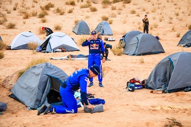 Carlos Sainz del equipo Ford M-Sport se prepara para afrontar la quinta etapa. 