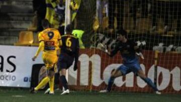 GOL. Olazábal mira cómo se cuela el remate de Oriol Riera.