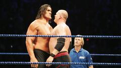 El enorme peleador de origen hind&uacute; era un espect&aacute;culo en los encordados de la WWE por su tama&ntilde;o, al vencer a Batista y Kane se convirti&oacute; en Campe&oacute;n de Peso Completo.