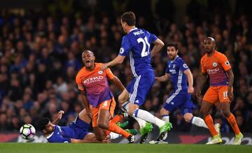 Kompany cae tras la entrada de Diego Costa.