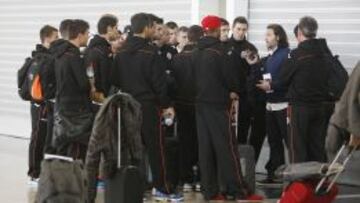 Rufete habla con los jugadores del Valencia en el aeropuerto de Manises.
