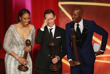 Tina Thompson, Steve Nash y Ray Allen saludan desde el escenario.