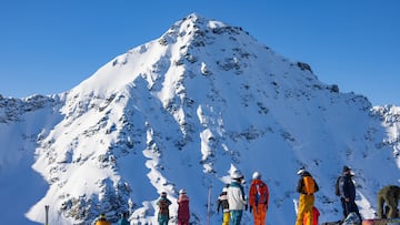 Bec des Rosses, Verbier, con esquiadores mirándolo.