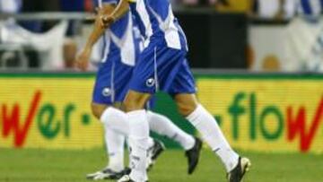 <b>EL PRIMERO. </b>Luis García alza el dedo índice de su mano izquierda justo después de convertir ante el Liverpool el primer gol en la historia de Cornellà-El Prat.