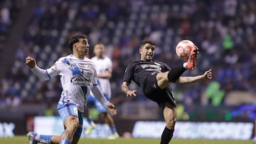 MEX7259. PUEBLA (MÉXICO), 31/10/2025.- Pablo Gamarra (i) de Puebla disputa el balón con José Rivero de Cruz Azul este viernes, en un partido de la Liga MX entre Puebla vs Cruz Azul en el estadio Cuauhtémoc, en Puebla (México). EFE/ Hilda Ríos