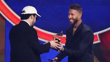 Ramos, entregando a Bad Bunny el Grammy 2025.