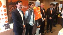 Mikel Landa, Jes&uacute;s Ezkurdia y Xabier Iturbe, durante la presentaci&oacute;n del nuevo equipo Euskaltel-Euskadi.