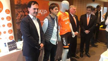 Mikel Landa, Jes&uacute;s Ezkurdia y Xabier Iturbe, durante la presentaci&oacute;n del nuevo equipo Euskaltel-Euskadi.