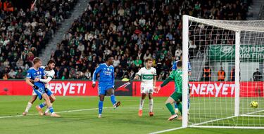 1-1. Córner que saca el Real Madrid, toca Jude Bellingham y Dean Huijsen caza el balón suelto para anotar el primer tanto.