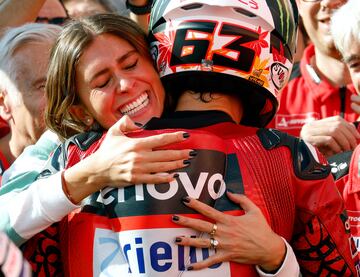 Francesco Bagnaia celebra con su esposa, Domizia Castagnini, su victoria en la carrera del GP de Japón.