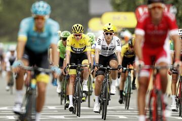 Los ciclistas del equipo Sky, el brit芍nico Christopher Froome, y el polaco Michal Kwiatkowski, cruzan la l赤nea de meta