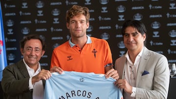 Antón Álvarez, miembro del consejo de administración del Celta y el director de fútbol Marco Garcés posan con el defensa Marcos Alonso.