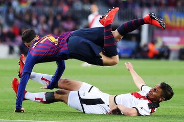 El jugador del Barcelona Coutinho se va al suelo. 