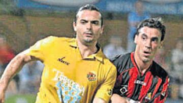 <b>BREGADOR. </b>Buades, luchando por el balón ante el Reus.