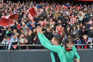 Gorka Guruzeta repartiendo regalos a la afición. 