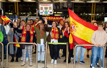 La selección española Sub-17 y el cuerpo técnico recibidos entre gritos de "campeonas, campeonas".