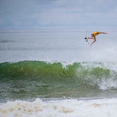 Caroline Marks y John John Florence ganan en El Salvador