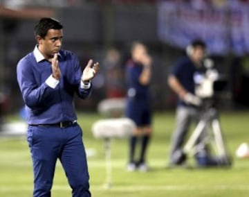 Football Soccer - Chile's Cobresal v Paraguay's Cerro Porteno - Copa Libertadores - Defensores del Chaco Stadium, Asuncion, Paraguay, 25/02/2016   Cesar Farias (L), coach of Paraguay's Cerro Porteno, applauds. REUTERS/Jorge Adorno