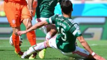 Héctor Moreno se fractura la tibia de la pierna izquierda