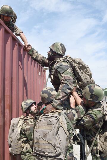 El judoka francés Teddy Riner y sus compañeros de equipo participan en un campo de entrenamiento físico supervisado por militares en el primer regimiento de la French Foreign Legion, en Aubagne.