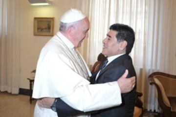 El Papa Francisco con Diego Maradona.