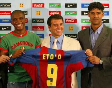 El camerunés llegó al Barcelona en 2004 por 4 temporadas. Fue delantero titular y anotó su primer gol en un partido contra el Racing de Santander.