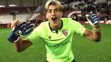 LOGROÑO, 04/12/2024.- El jugador del la Unión Deportiva Logroñés, Pol Arnau, celebra la victoria tras el partido de la segunda ronda de la Copa del Rey que la Unión Deportiva Logroñés y el Girona FC han disputado este miércoles en el Estadio Municipal de Las Gaunas, en Logroño. EFE/Raquel Manzanares