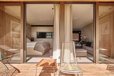 Las habitaciones están equipadas con todas las comodidades además de contar con una terraza propia con vistas a la Selva Negra. 