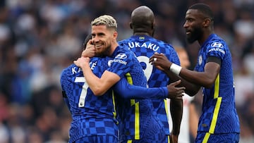 LONDON, ENGLAND - SEPTEMBER 19: Ngolo Kante of Chelsea celebrates with teammate Jorginho after scoring their side's second goal during the Premier League match between Tottenham Hotspur and Chelsea at Tottenham Hotspur Stadium on September 19, 2021 i