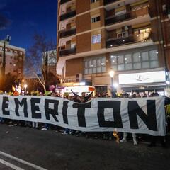 La afición del Valencia vuelve a protestar contra Lim