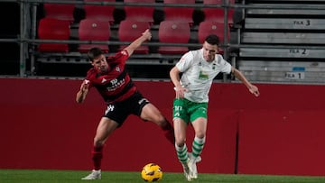 El exrojillo Martón pugna el balón con Íñigo Vicente que regresa a Anduva.