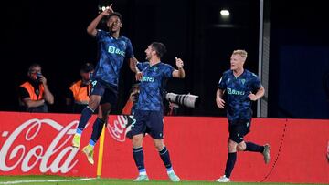 VILLARREAL, SPAIN - OCTOBER 26: Anthony Lozano of Cadiz celebrates after his goal during the LaLiga Santander match between Villarreal CF and Cadiz CF at Estadio de la Ceramica on October 26, 2021 in Villarreal, Spain. (Photo by Aitor Alcalde/Getty Images