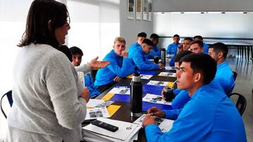 ¡Para que no sea very difficult! Boca brinda clases de inglés a los jugadores de la Reserva