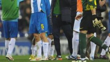 <b>COMO HÉROES. </b>Los futbolistas del Espanyol terminaron el partido exhaustos y al final del encuentro agradecieron al público de Cornellà su apoyo incondicional.