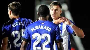 Los jugadores del Alavés celebran un gol.