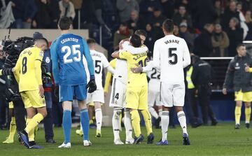 Sergio Ramos y Santi Cazorla al final del partido.