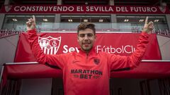 Pozo, que volver&aacute; a ocupar hoy el lateral derecho del Sevilla, posa bajo uno de los lemas del Estadio Jes&uacute;s Navas.
 
 