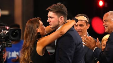 Luka Doncic se abraza a su madre despu&eacute;s de ser elegido en el n&uacute;mero 3 del draft 2018 por los Hawks.