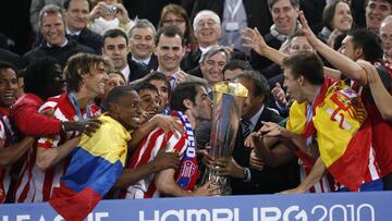 Platini le entrega la Copa a Antonio López.
