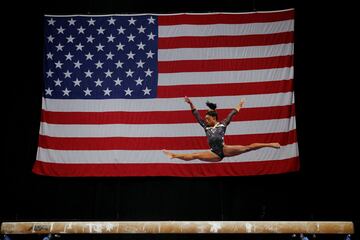 La gimnasta estadounidense Simone Biles compitiendo durante U.S. Gymnastics Championships en Boston, Massachusetts. 