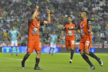 León y Pachuca tenían un partido muy parejo hasta que en el segundo tiempo, un encendido 'Chucky' Lozano definió el rumbo del encuentro con dos goles que completaron su triplete esa noche y le dieron el triunfo a los Tuzos. 