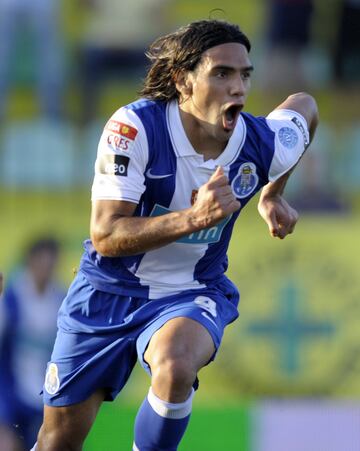 El delantero llegó a Porto en 2009 y el 15 de agosto, en su debut, anotó su primer gol ante Pacos Ferreira. Con los Dragones anotó 72 goles en 87 partidos y consiguió siete títulos.