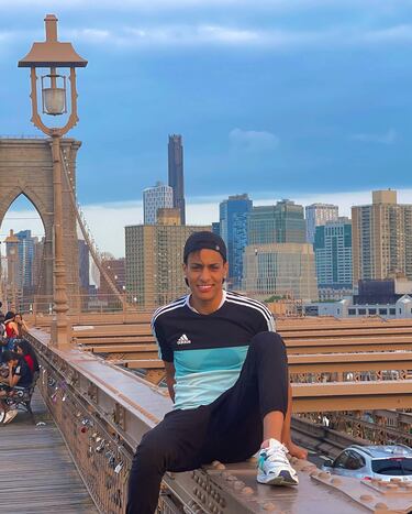 Imane Khelif nació el 2 de mayo de 1999 (25 años) en Tiaret, Argelia. Ha representado a Argelia en los Juegos Olímpicos de Japón 2020 y en los actuales de París 2024. También representó a su país en el Campeonato Mundial de Boxeo Femenino AIBA 2019, en el Campeonato Mundial de Boxeo Femenino IBA 2022 y, fue descalificada antes de su pelea por el oro en el Campeonato Mundial de Boxeo Femenino IBA 2023 por altos niveles de testosterona. 