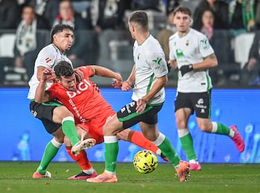 Aprobados y suspensos: El Burgos cae ante el Racing entre protestas por el arbitraje